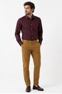 Foto de Camisa con bolsillo microestructura burdeos oscuro regular fit