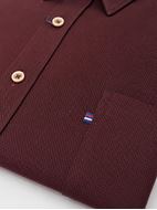 Foto de Camisa con bolsillo microestructura burdeos oscuro regular fit