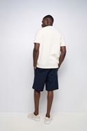 Foto de Camiseta con logo bordado blanca