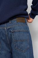 Foto de Pantalones vaqueros Relaxed Fit cierre cremallera y botón azul 