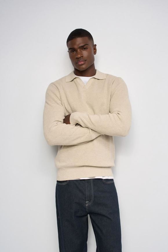 Foto de Jersey de punto cuello polo en V beige