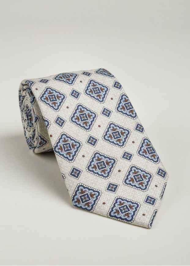 Foto de Corbata de seda estampado geométrico fondo beige