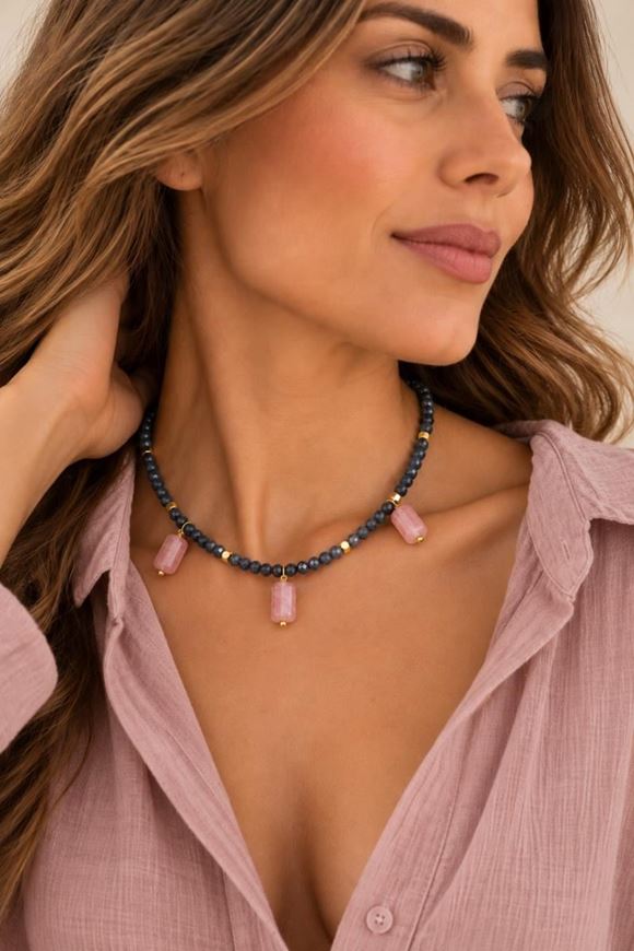Foto de Collar cuentas facetadas de zafiro y colgantes de cuarzo rosa