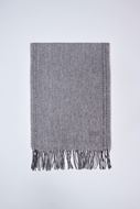Foto de Bufanda gris con flecos y lana